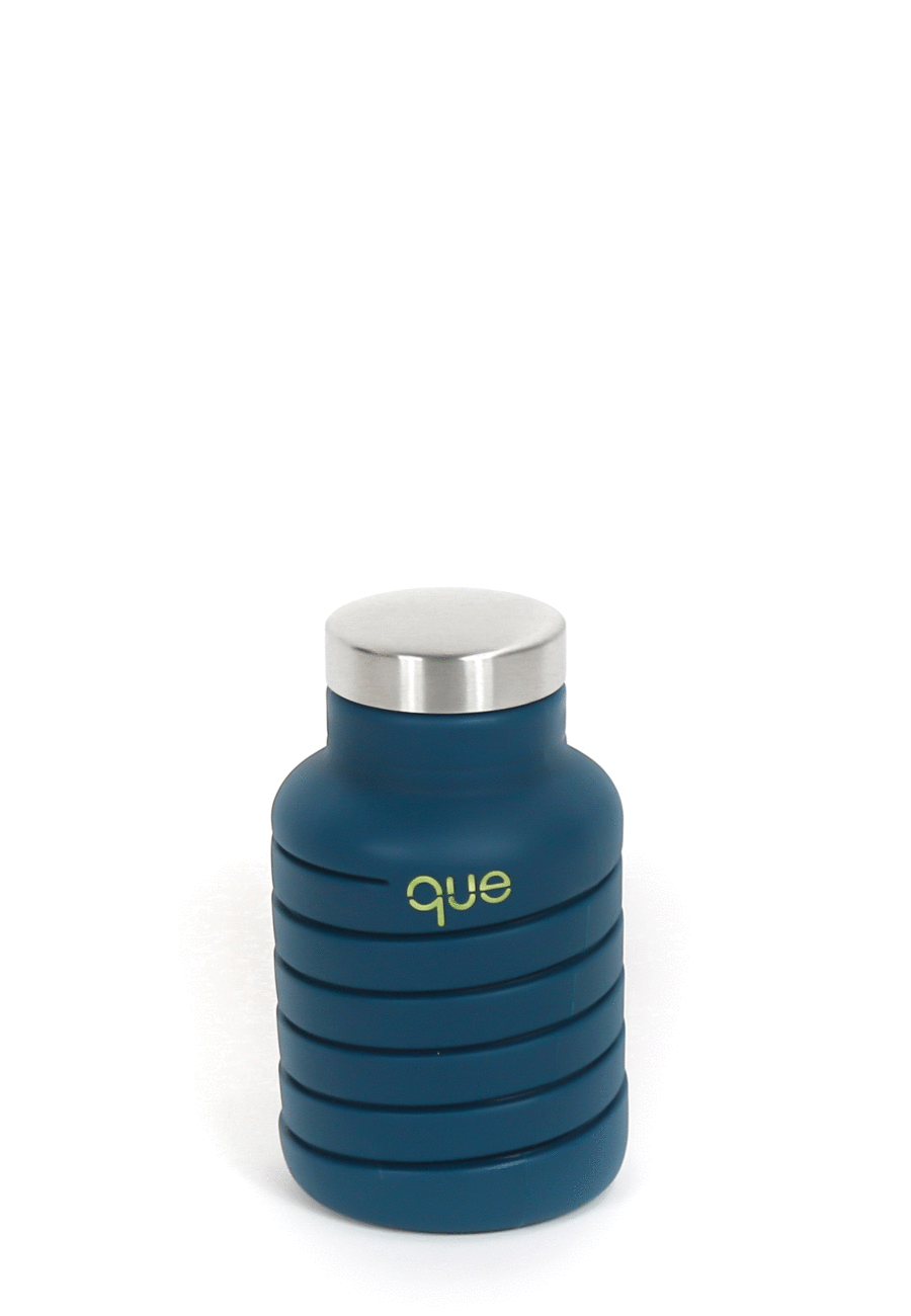 Que Bottle In Midnight Blue Color. Shown Here Expanding For Use And Collapsing For Storage